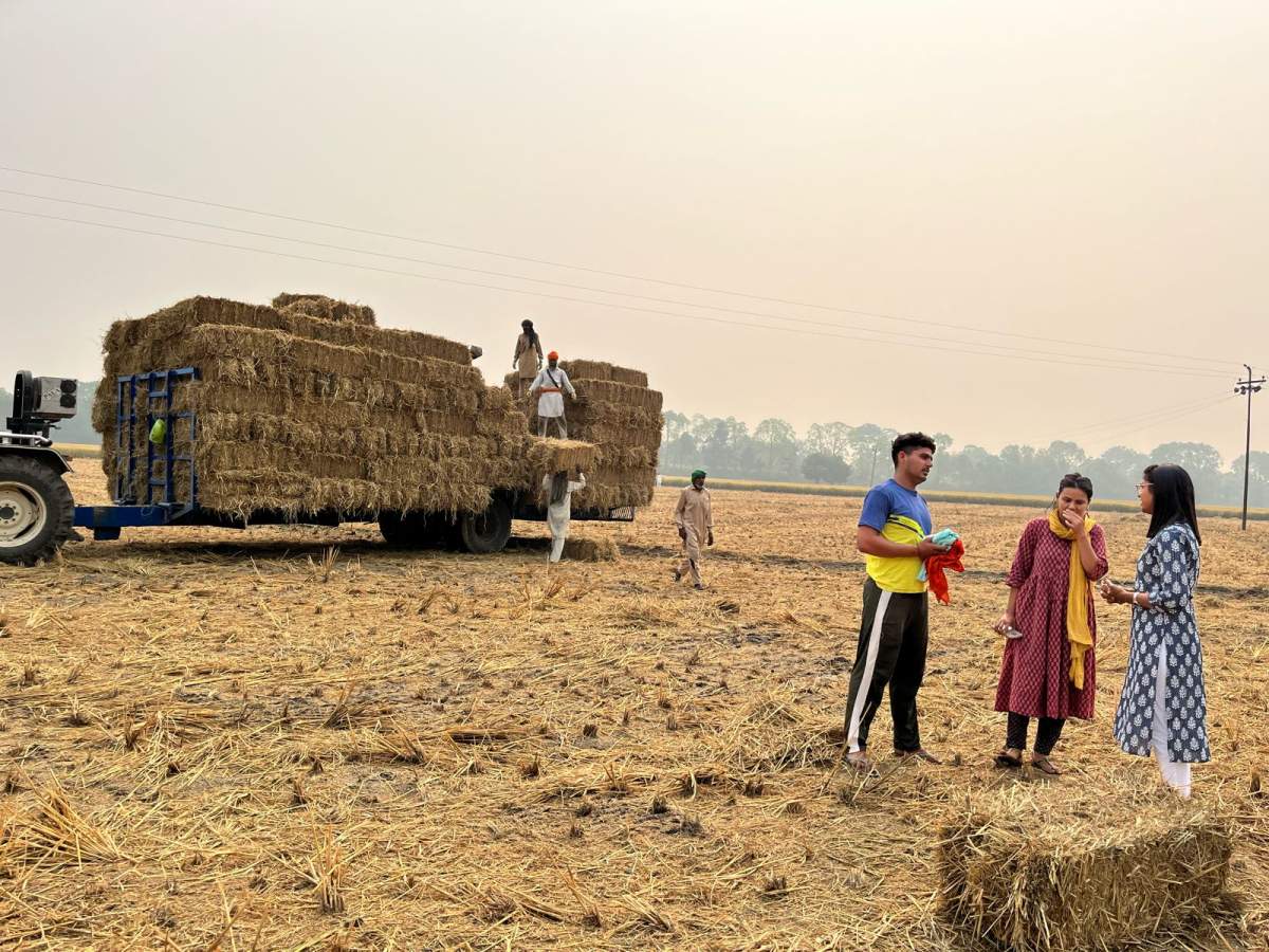 CEEW researchers in conversation with a biomass aggregator in Patiala district of Punjab on challenges faced in the aggregation business.